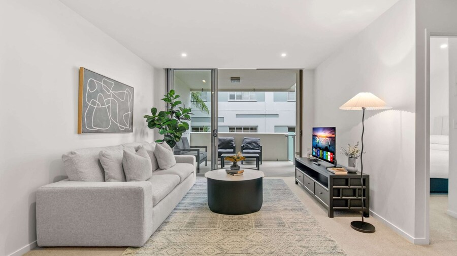 West End Flat With Pool and BBQ Access