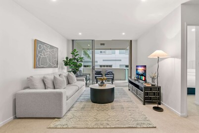 West End Flat With Pool and BBQ Access