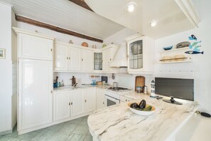 Geladeira, fogão, cooktop, talheres/pratos/utensílios de cozinha