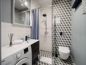 Hair dryer, towels, soap, shampoo - Old Town Apt with City Views (Warszawa)