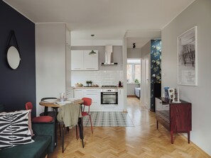 Oven, stovetop, dishwasher, coffee/tea maker - Old Town Apt with City Views (Warszawa)