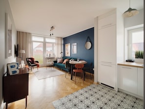 TV, books - Old Town Apt with City Views (Warszawa)