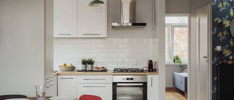 Four, plaque de cuisson, lave-vaisselle, cafetière/bouilloire