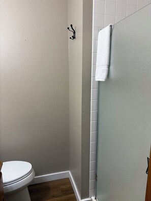 Hiustenkuivaaja, pyyhkeet, saippua, vessapaperi