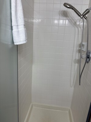 Secadora de cabello, toallas, jabón, papel de baño