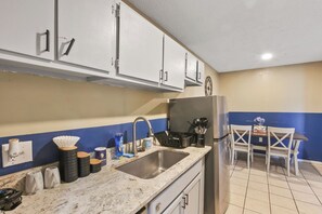 ثلاجة، ميكروويف، فرن، موقد طهي مسطح