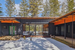 Exterior - Ursa Minor – Spacious 4BR Retreat near Mazama (Winthrop)
