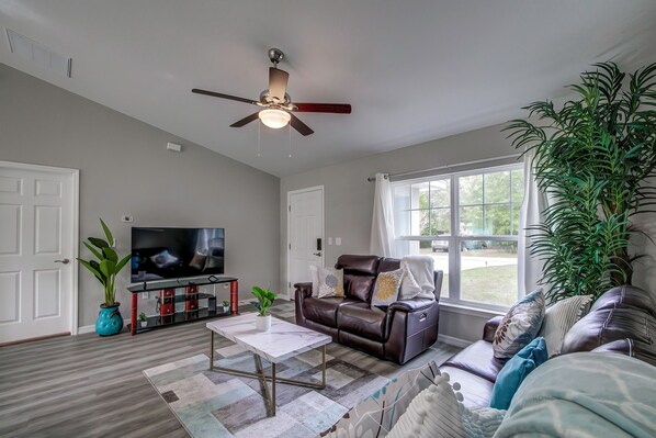 Living area - Family-friendly vacation rental with everything needed for a great stay. (Dunnellon)