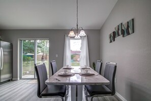 Dining - Family-friendly vacation rental with everything needed for a great stay. (Dunnellon)