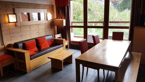 Living area - 3-room Apartment for 8 People in Arc 1600 Next to the Slopes and Shops, With Free Access to the Swimming Pool and Sauna (Bourg-Saint-Maurice)
