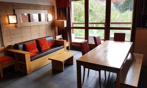 Living area - 3-room Apartment for 8 People in Arc 1600 Next to the Slopes and Shops, With Free Access to the Swimming Pool and Sauna (Bourg-Saint-Maurice)