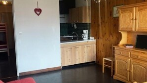 Pembancuh kopi/teh, peti sejuk, ketuhar gelombang mikro 
