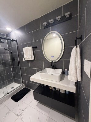 Jetted bath, bidet, towels, soap - Cozy 1-bedroom in a well ventilated and stylish basement. (Mars)