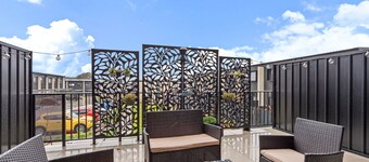 Stylish 2-bed Townhouse With Balcony