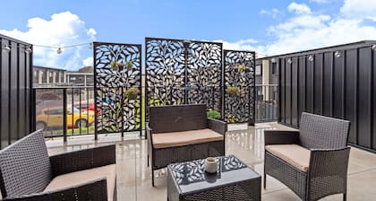 Stylish 2-bed Townhouse With Balcony