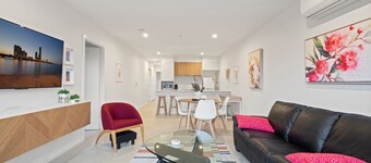 Stylish 2-bed Townhouse With Balcony