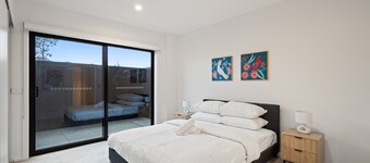 Stylish 2-bed Townhouse With Balcony