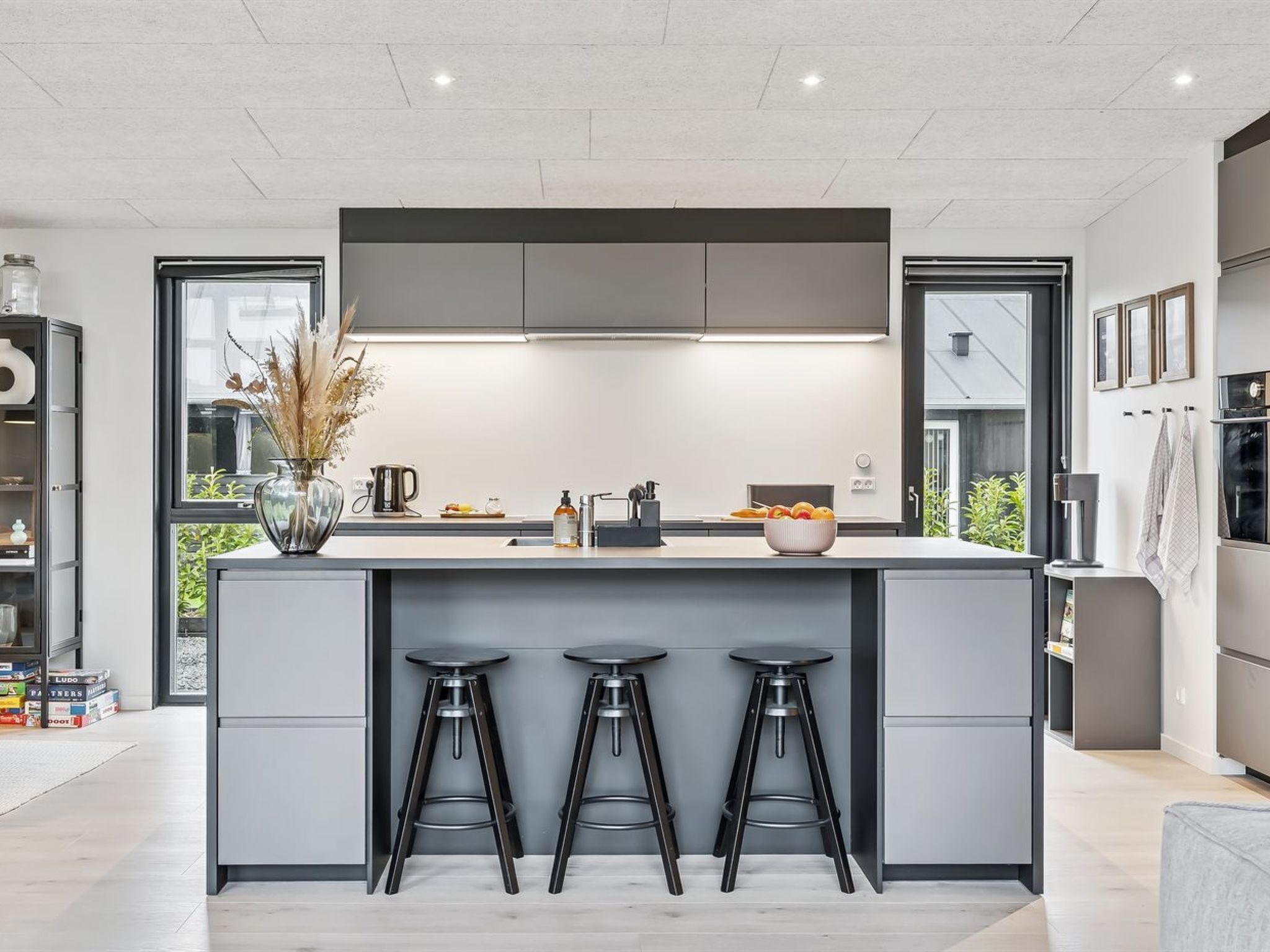 Kjøleskap, mikrobølgeovn, oppvaskmaskin og kjøkkenutstyr