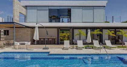 Vista Natura: Luxury Home Near the Beach