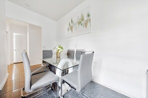 Luxury House | In-room dining - Spacious 3BR Luxe Escape near NYC (Yonkers)