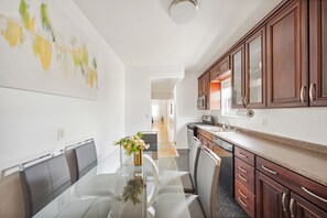 Private kitchen - Spacious 3BR Luxe Escape near NYC (Yonkers)