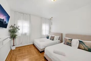 Luxury House | Iron/ironing board, free WiFi