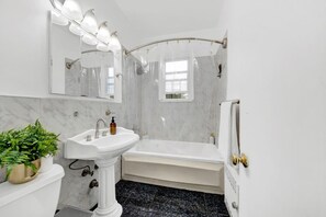 Luxury House | Bathroom