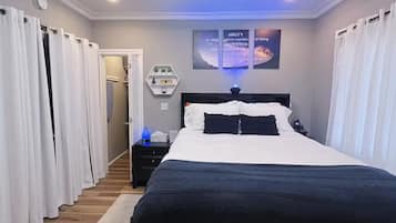 4 sovrum, värdeförvaringsskåp på rummet och skrivbord