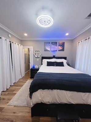 4 sovrum, värdeförvaringsskåp på rummet och skrivbord