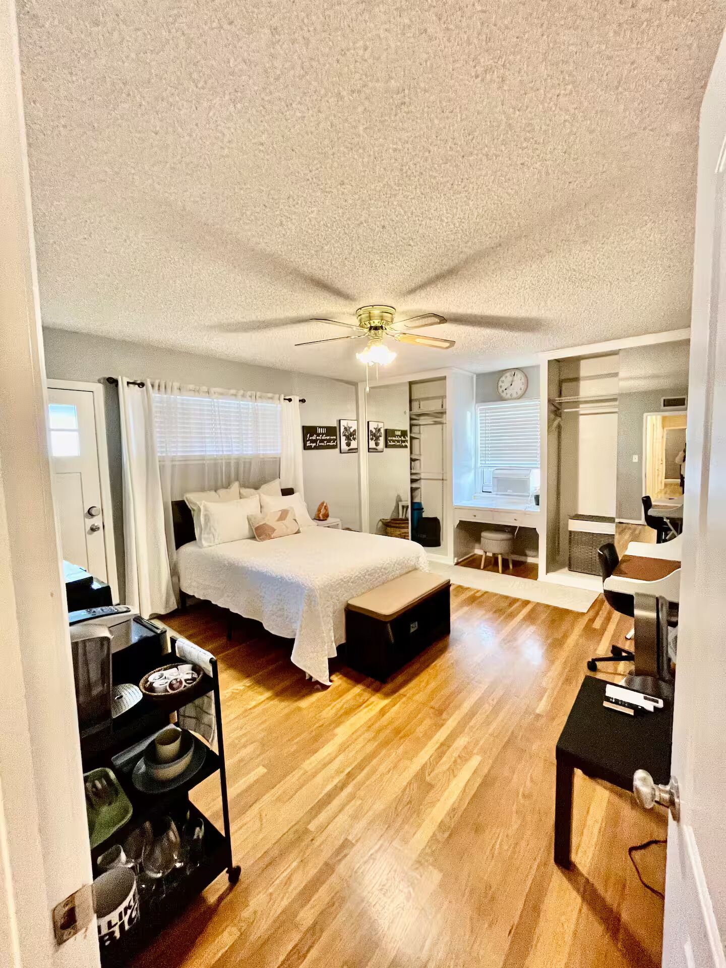 4 habitaciones, caja de seguridad en la habitación y escritorio 