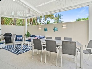 Outdoor dining - Exclusive Blue Lagoon Villa with private pool (Noosa Heads)