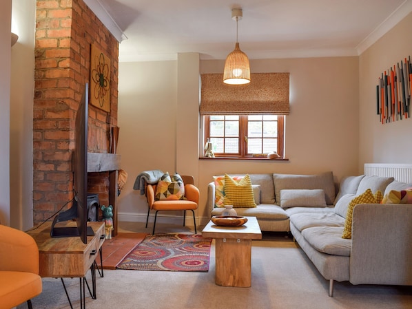 TV, fireplace