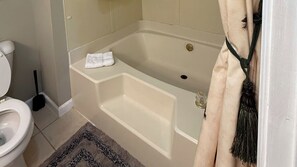 Towels - Creekside Chalet and Gardens (Helen)