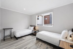 Apartment | 2 bedrooms, iron/ironing board, bed sheets - 2-bed Rosebud Apartment With BBQ & Garden (Melbourne)