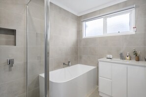 Apartment | Bathroom - 2-bed Rosebud Apartment With BBQ & Garden (Melbourne)