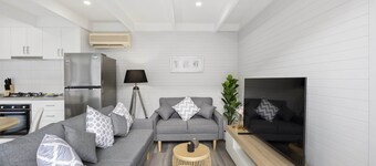 2-bed Rosebud Apartment With BBQ & Garden