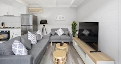 2-bed Rosebud Apartment With BBQ & Garden