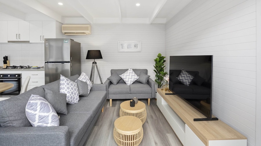 2-bed Rosebud Apartment With BBQ & Garden