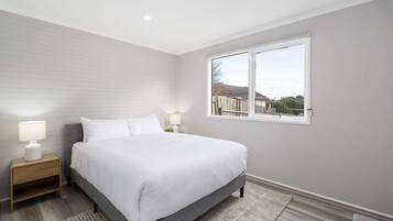 2 عدّة غرف نوم ومكواة/لوح كي وملاءات أسرّة