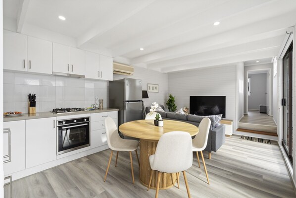 Apartment | Private kitchen - 2-bed Rosebud Apartment With BBQ & Garden (Melbourne)