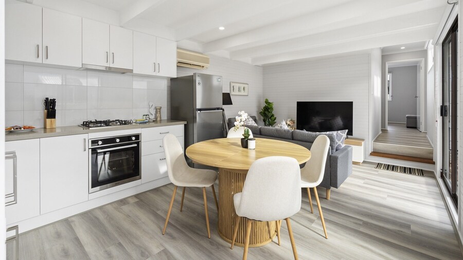 2-bed Rosebud Apartment With BBQ & Garden