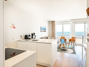 Kjøleskap, ovn, kokeplater og oppvaskmaskin