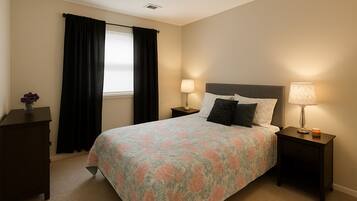 Tabla de planchar con plancha, wifi y ropa de cama