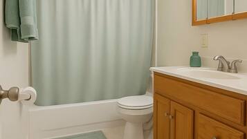 Secadora de cabello, bidet, toallas, jabón