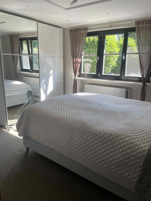 4 bedrooms, iron/ironing board, free WiFi