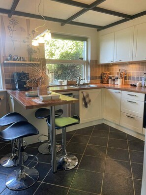 Fridge, oven, stovetop, dishwasher - Cozy holiday home on North Funen (Skamby)