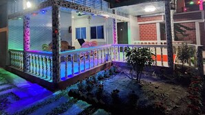 Una casa de dos pisos con un balcón, una ventana a la vista y una puerta.