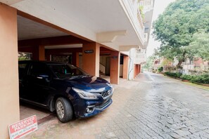 Property grounds - Sunny 2BHK Escape Pool +Gym+ Steps from Colva Beach (Colva)