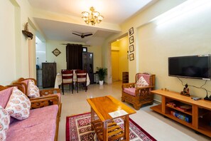Smart TV - Sunny 2BHK Escape Pool +Gym+ Steps from Colva Beach (Colva)