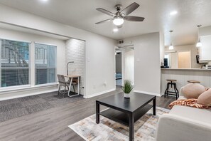 Smart TV - Vista Aqua Downtown-Medical District-Airport With Pool View (Dallas)